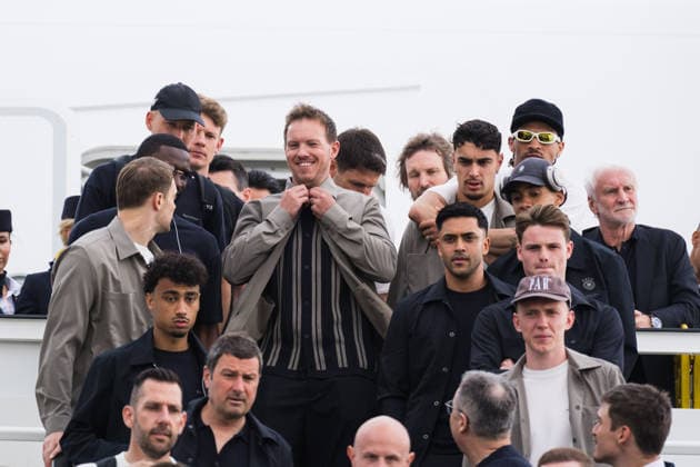 02.06.2026, Frankfurt am Main, Abflug der Fußballnationalmannschaft am Flughafen Frankfurt Julian Nagelsmann macht sich die Jacke zu beim Mannschaftsfoto auf der Rolltreppe des Flugzeugs *** 02 06 2026, Sport, Frankfurt am Main, Departure of the national soccer team at Frankfurt Airport Julian Nagelsmann closes his jacket during the team photo on the escalator of the plane Copyright: xJamesxZabelx