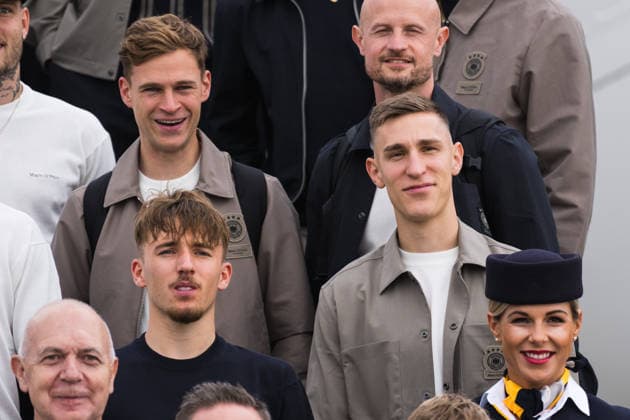 02.06.2026, Frankfurt am Main, Abflug der Fußballnationalmannschaft am Flughafen Frankfurt Joshua Kimmich, Nico Schlotterbeck und Lennart Karl beim Mannschaftsfoto auf der Rolltreppe des Flugzeugs Copyright: xJamesxZabelx
