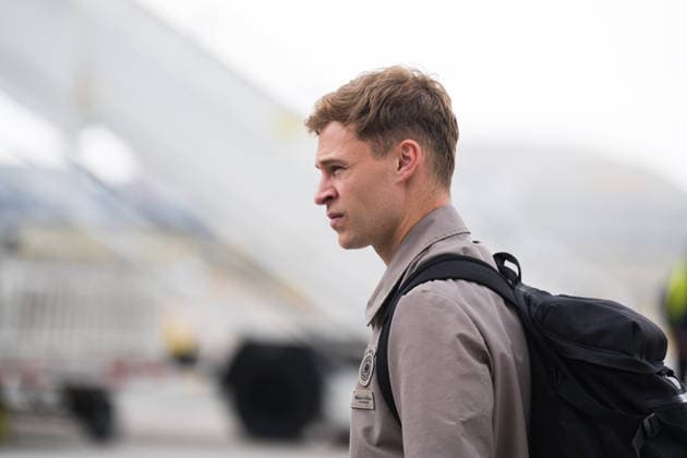 02.06.2026, Frankfurt am Main, Abflug der Fußballnationalmannschaft am Flughafen Frankfurt Joshua Kimmich auf dem Weg in den Flieger Copyright: xJamesxZabelx