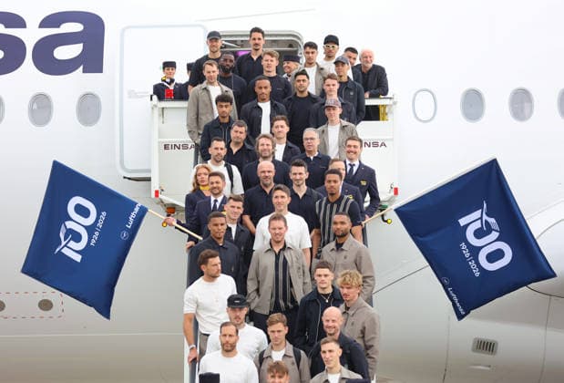 02.06.2026, Fussball DFB Nationalmannschaft, Abflug der Deutschen Fussball Nationalmannschaft vom Flughafen Frankfurt mit Lufthansa Flieger LH 434 zur Weltmeisterschaft 2026 in die USA nach Chicago, v.l., Teamfoto vor dem Flieger DFL DFB REGULATIONS PROHIBIT ANY USE OF PHOTOGRAPHS AS IMAGE SEQUENCES AND OR QUASI-VIDEO. xdcx Copyright: HMBxMedia Claus