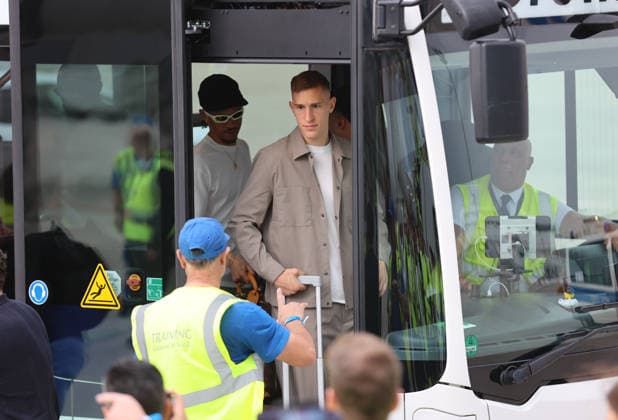 02.06.2026, Fussball DFB Nationalmannschaft, Abflug der Deutschen Fussball Nationalmannschaft vom Flughafen Frankfurt mit Lufthansa Flieger LH 434 zur Weltmeisterschaft 2026 in die USA nach Chicago, v.l., Nico Schlotterbeck (Deutsche Fussball Nationalmannschaft, DFB) DFL DFB REGULATIONS PROHIBIT ANY USE OF PHOTOGRAPHS AS IMAGE SEQUENCES AND OR QUASI-VIDEO. xdcx Copyright: HMBxMedia Claus