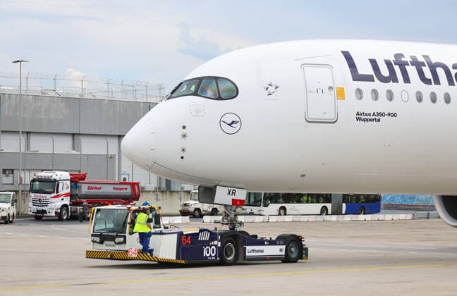 02.06.2026, Fussball DFB Nationalmannschaft, Abflug der Deutschen Fussball Nationalmannschaft vom Flughafen Frankfurt mit Lufthansa Flieger LH 434 zur Weltmeisterschaft 2026 in die USA nach Chicago, v.l., Flieger mit der Nationalmannschaft wird Richtung Startbahn geschoben DFL DFB REGULATIONS PROHIBIT ANY USE OF PHOTOGRAPHS AS IMAGE SEQUENCES AND OR QUASI-VIDEO. xdcx Copyright: HMBxMedia Claus