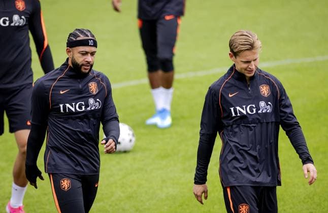 ZEIST - Memphis Depay and Frenkie de Jong of the Dutch national team, Nationalteam during a training session in Zeist, the Netherlands, 2 May 2026. Oranje was preparing for the friendly match against Algeria. ROBIN VAN LONKHUIJSEN ANP xVIxANPxSportx xxANPxIVx 559905851 originalFilename: 559905851.jpg