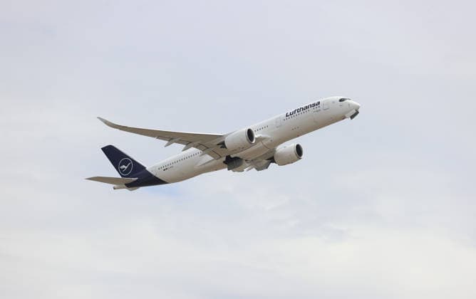 02.06.2026, Fussball DFB Nationalmannschaft, Abflug der Deutschen Fussball Nationalmannschaft vom Flughafen Frankfurt mit Lufthansa Flieger LH 434 zur Weltmeisterschaft 2026 in die USA nach Chicago, v.l., Flug LH 434 startet mit der Deutschen Nationalmannschaft zur WM in die USA DFL DFB REGULATIONS PROHIBIT ANY USE OF PHOTOGRAPHS AS IMAGE SEQUENCES AND OR QUASI-VIDEO. xdcx Copyright: HMBxMedia Claus