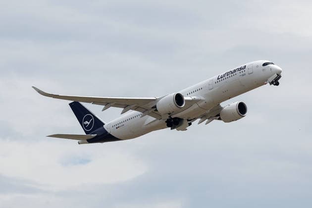 FRANKFURT AM MAIN, DEUTSCHLAND 02. Juni 2026: Die deutsche Männer-Nationalmannschaft beim offiziellen Abflug nach Nordamerika am Flughafen Frankfurt vor Beginn der FIFA Fußball-Weltmeisterschaft 2026. Der Deutsche Fußball-Bund (DFB) und Lufthansa verabschieden das Team auf dem Weg zum größten Fußballturnier der Welt. v.l., Airbus A350-900 Wuppertal startet in die USA, Chicago Copyright: JoaquimxFerreira