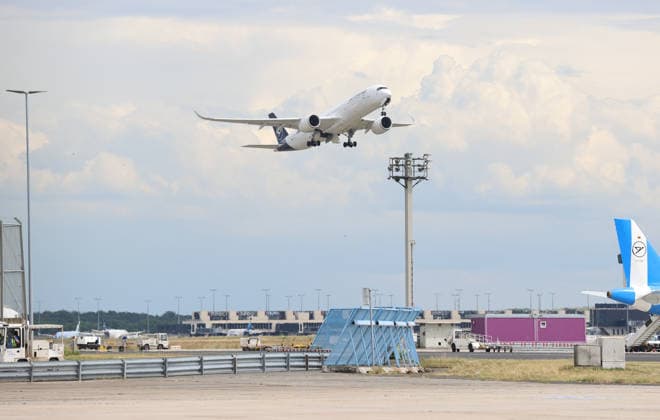 02.06.2026, Fussball DFB Nationalmannschaft, Abflug der Deutschen Fussball Nationalmannschaft vom Flughafen Frankfurt mit Lufthansa Flieger LH 434 zur Weltmeisterschaft 2026 in die USA nach Chicago, v.l., Flug LH 434 startet mit der Deutschen Nationalmannschaft zur WM in die USA DFL DFB REGULATIONS PROHIBIT ANY USE OF PHOTOGRAPHS AS IMAGE SEQUENCES AND OR QUASI-VIDEO. xdcx Copyright: HMBxMedia Claus