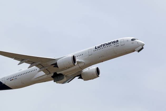 FRANKFURT AM MAIN, DEUTSCHLAND 02. Juni 2026: Die deutsche Männer-Nationalmannschaft beim offiziellen Abflug nach Nordamerika am Flughafen Frankfurt vor Beginn der FIFA Fußball-Weltmeisterschaft 2026. Der Deutsche Fußball-Bund (DFB) und Lufthansa verabschieden das Team auf dem Weg zum größten Fußballturnier der Welt. v.l., Airbus A350-900 Wuppertal startet in die USA, Chicago Copyright: JoaquimxFerreira