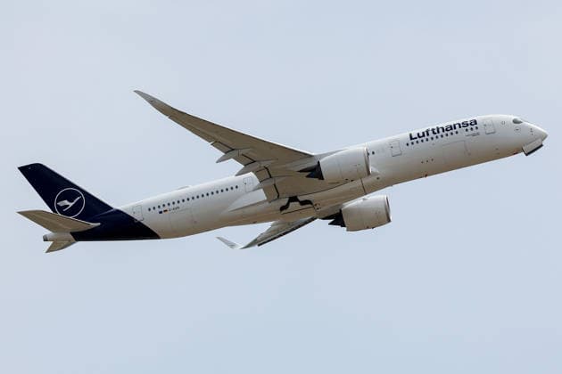 FRANKFURT AM MAIN, DEUTSCHLAND 02. Juni 2026: Die deutsche Männer-Nationalmannschaft beim offiziellen Abflug nach Nordamerika am Flughafen Frankfurt vor Beginn der FIFA Fußball-Weltmeisterschaft 2026. Der Deutsche Fußball-Bund (DFB) und Lufthansa verabschieden das Team auf dem Weg zum größten Fußballturnier der Welt. v.l., Airbus A350-900 Wuppertal startet in die USA, Chicago Copyright: JoaquimxFerreira