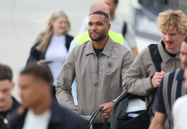 02.06.2026, Fussball DFB Nationalmannschaft, Abflug der Deutschen Fussball Nationalmannschaft vom Flughafen Frankfurt mit Lufthansa Flieger LH 434 zur Weltmeisterschaft 2026 in die USA nach Chicago, v.l., Jonathan Tah (Deutsche Fussball Nationalmannschaft, DFB) DFL DFB REGULATIONS PROHIBIT ANY USE OF PHOTOGRAPHS AS IMAGE SEQUENCES AND OR QUASI-VIDEO. xdcx Copyright: HMBxMedia Claus