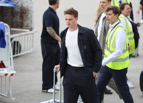02.06.2026, Fussball DFB Nationalmannschaft, Abflug der Deutschen Fussball Nationalmannschaft vom Flughafen Frankfurt mit Lufthansa Flieger LH 434 zur Weltmeisterschaft 2026 in die USA nach Chicago, v.l., Trainingstorwart Jonas Urbig DFL DFB REGULATIONS PROHIBIT ANY USE OF PHOTOGRAPHS AS IMAGE SEQUENCES AND OR QUASI-VIDEO. xdcx Copyright: HMBxMedia Claus