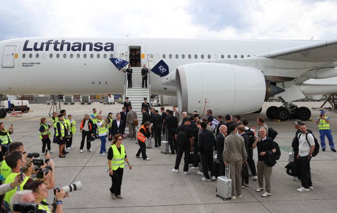 02.06.2026, Fussball DFB Nationalmannschaft, Abflug der Deutschen Fussball Nationalmannschaft vom Flughafen Frankfurt mit Lufthansa Flieger LH 434 zur Weltmeisterschaft 2026 in die USA nach Chicago, v.l., Die Nationalmannschaft auf dem Weg in den Flieger DFL DFB REGULATIONS PROHIBIT ANY USE OF PHOTOGRAPHS AS IMAGE SEQUENCES AND OR QUASI-VIDEO. xdcx Copyright: HMBxMedia Claus
