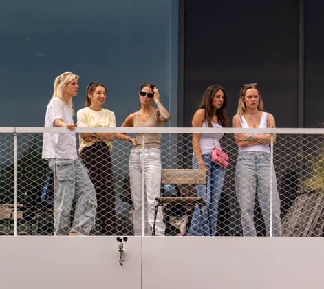 01.06.2026, Fussball, DFB-Nationalmannschaft Deutschland, letztes Training vor Abreise nach USA zur WM 2026, am DFB-Campus in Frankfurt am Main. Die Frauen der Nationalspieler beobachten das letzte Training vom Balkon am Trainingsplatz aus, v.li: Sina Groß, Frau von Pascal Groß (Deutschland), Lena Wurzenberger, Frau von Bundestrainer Julian Nagelsmann (Deutschland), Lina Kimmich, Frau von Joshua Kimmich (Deutschland), Tanja Undav, Frau von Deniz Undav (Deutschland), Eileen, Freundin von Torwart Alexander Nübel (Deutschland), *** 01 06 2026, Football, DFB national team Germany, last training session before departure to the USA for the 2026 World Cup, at the DFB Campus in Frankfurt am Main The wives of the national team players watch the last training session from the balcony at the training ground, from left Sina Groß, wife of Pascal Groß Germany , Lena Wurzenberger, wife of national coach Julian Nagelsmann Germany , Lina Kimmich, wife of Joshua Kimmich Germany , Tanja Undav, wife of Deniz Undav Germany , Eileen, girlfriend of goalkeeper Alexander Nübel Germany ,