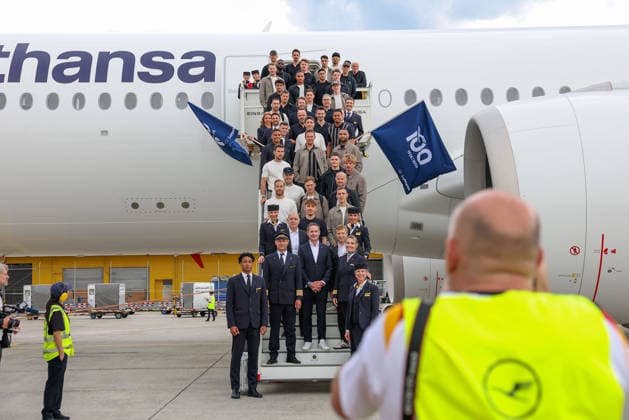 FRANKFURT AM MAIN, DEUTSCHLAND 02. Juni 2026: Die deutsche Männer-Nationalmannschaft beim offiziellen Abflug nach Nordamerika am Flughafen Frankfurt vor Beginn der FIFA Fußball-Weltmeisterschaft 2026. Der Deutsche Fußball-Bund (DFB) und Lufthansa verabschieden das Team auf dem Weg zum größten Fußballturnier der Welt. v.l., Jens Ritter CEO Lufthansa Airlines und das Deutsche Nationalteam, Gruppenfoto Copyright: JoaquimxFerreira