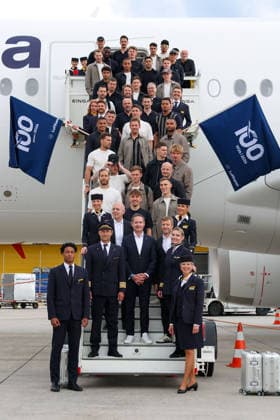 FRANKFURT AM MAIN, DEUTSCHLAND 02. Juni 2026: Die deutsche Männer-Nationalmannschaft beim offiziellen Abflug nach Nordamerika am Flughafen Frankfurt vor Beginn der FIFA Fußball-Weltmeisterschaft 2026. Der Deutsche Fußball-Bund (DFB) und Lufthansa verabschieden das Team auf dem Weg zum größten Fußballturnier der Welt. v.l., Jens Ritter CEO Lufthansa Airlines und das Deutsche Nationalteam, Gruppenfoto Copyright: JoaquimxFerreira