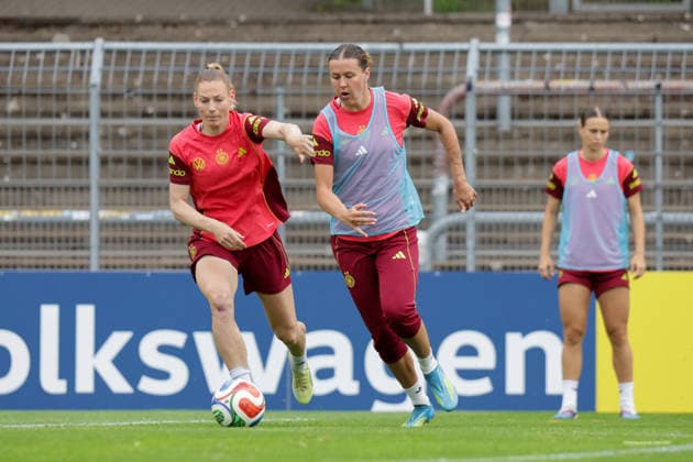 02.06.2026, xgrfx, Fussball DFB-Medientermine, Deutsche Frauennationalmannschaft - Training v.l. Sarai Linder, Larissa Mühlhaus (Deutsche Frauennationalmannschaft) (DFL DFB REGULATIONS PROHIBIT ANY USE OF PHOTOGRAPHS as IMAGE SEQUENCES and or QUASI-VIDEO) Köln