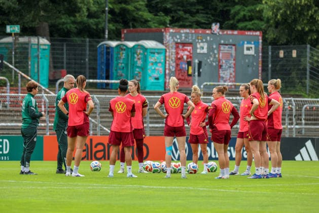Köln, Deutschland: 02.06. 2026 - Training der DFB Frauen - Vorbereitung Länderspiel Deutschland vs. Norwegen für WM Qualifikation 2027 Im Bild: Die Spielerinnen der deutschen Fußballnationalmannschaft der Frauen im Mannschaftskreis Copyright: HMBxMedia MadeleinexFantini