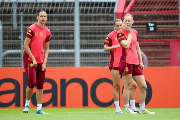 Köln, Deutschland: 02.06. 2026 - Training der DFB Frauen - Vorbereitung Länderspiel Deutschland vs. Norwegen für WM Qualifikation 2027 Im Bild: v.li. Larissa Mühlhaus Muehlhaus (Deutschland) und Sarai Linder (Deutschland) Copyright: HMBxMedia MadeleinexFantini