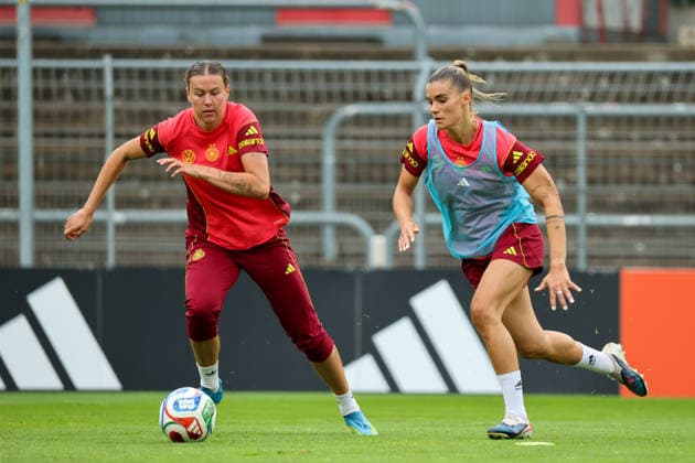 Köln, Deutschland: 02.06. 2026 - Training der DFB Frauen - Vorbereitung Länderspiel Deutschland vs. Norwegen für WM Qualifikation 2027 Im Bild: v.li. Larissa Mühlhaus Muehlhaus (Deutschland) und Selina Cerci (Deutschland) Copyright: HMBxMedia MadeleinexFantini