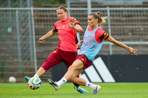 Köln, Deutschland: 02.06. 2026 - Training der DFB Frauen - Vorbereitung Länderspiel Deutschland vs. Norwegen für WM Qualifikation 2027 Im Bild: v.li. Larissa Mühlhaus Muehlhaus (Deutschland) und Selina Cerci (Deutschland) Copyright: HMBxMedia MadeleinexFantini