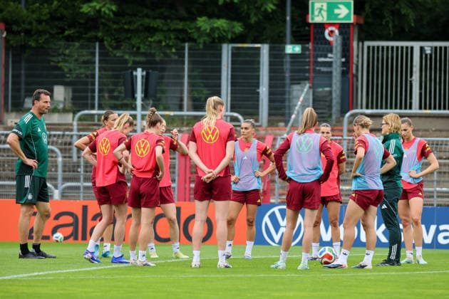 Köln, Deutschland: 02.06. 2026 - Training der DFB Frauen - Vorbereitung Länderspiel Deutschland vs. Norwegen für WM Qualifikation 2027 Im Bild: Die Spielerinnen der deutschen Fußballnationalmannschaft der Frauen im Mannschaftskreis Copyright: HMBxMedia MadeleinexFantini