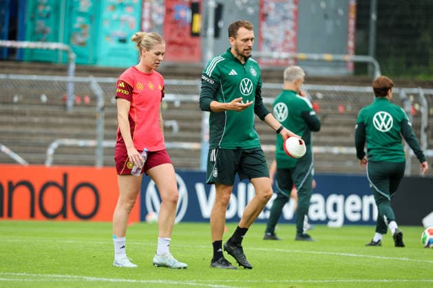 Köln, Deutschland: 02.06. 2026 - Training der DFB Frauen - Vorbereitung Länderspiel Deutschland vs. Norwegen für WM Qualifikation 2027 Im Bild: v.li. Rebecca Knaak (Deutschland) und Athletiktrainer Julius Balsmeier (Deutschland) Copyright: HMBxMedia MadeleinexFantini
