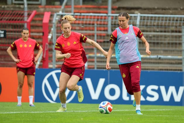 Köln, Deutschland: 02.06. 2026 - Training der DFB Frauen - Vorbereitung Länderspiel Deutschland vs. Norwegen für WM Qualifikation 2027 Im Bild: v.li. Sarai Linder (Deutschland) und Larissa Mühlhaus Muehlhaus (Deutschland) Copyright: HMBxMedia MadeleinexFantini
