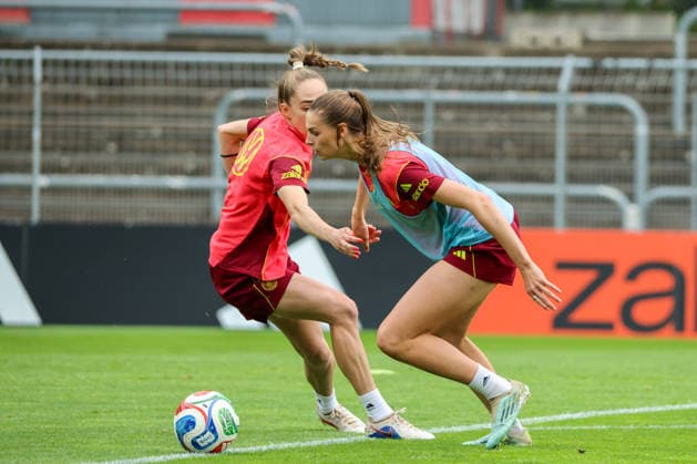 Köln, Deutschland: 02.06. 2026 - Training der DFB Frauen - Vorbereitung Länderspiel Deutschland vs. Norwegen für WM Qualifikation 2027 Im Bild: v.li. Sophia Kleinherne (Deutschland) und Jule Brand (Deutschland) Copyright: HMBxMedia MadeleinexFantini