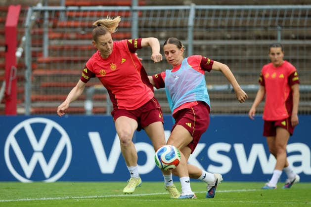 Köln, Deutschland: 02.06. 2026 - Training der DFB Frauen - Vorbereitung Länderspiel Deutschland vs. Norwegen für WM Qualifikation 2027 Im Bild: v.li. im Zweikampf Sarai Linder (Deutschland) und Klara Bühl Buehl (Deutschland) Copyright: HMBxMedia MadeleinexFantini