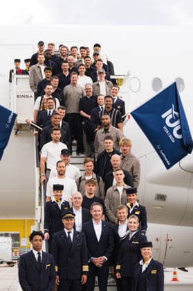 02.06.2026, Frankfurt am Main, Abflug der Fußballnationalmannschaft am Flughafen Frankfurt Mannschaftsfoto auf der Rolltreppe des Flugzeugs Copyright: xJamesxZabelx