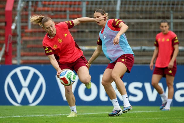 Köln, Deutschland: 02.06. 2026 - Training der DFB Frauen - Vorbereitung Länderspiel Deutschland vs. Norwegen für WM Qualifikation 2027 Im Bild: v.li. im Zweikampf Sarai Linder (Deutschland) und Klara Bühl Buehl (Deutschland) Copyright: HMBxMedia MadeleinexFantini