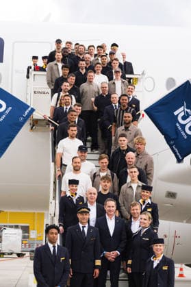 02.06.2026, Frankfurt am Main, Abflug der Fußballnationalmannschaft am Flughafen Frankfurt Mannschaftsfoto auf der Rolltreppe des Flugzeugs Copyright: xJamesxZabelx