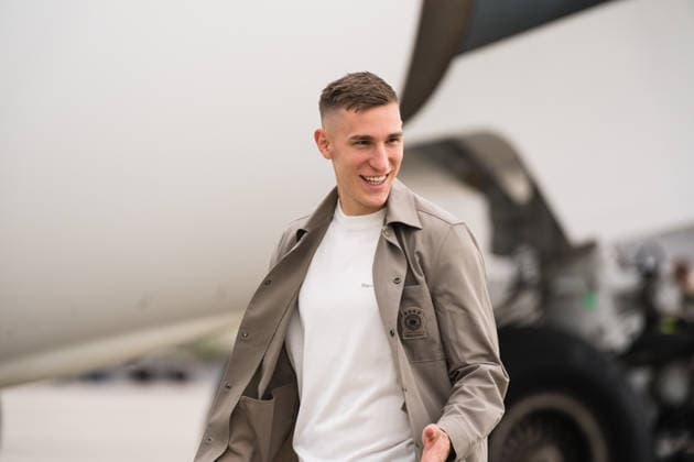 02.06.2026, Frankfurt am Main, Abflug der Fußballnationalmannschaft am Flughafen Frankfurt Nico Schlotterbeck gut gelaunt mit Lächeln auf dem Weg ins Flugzeug Copyright: xJamesxZabelx