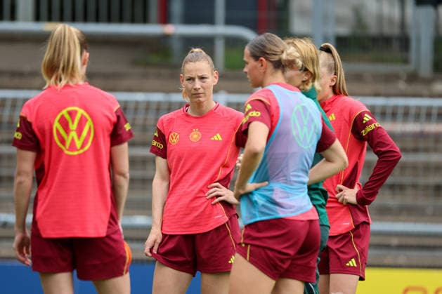 Köln, Deutschland: 02.06. 2026 - Training der DFB Frauen - Vorbereitung Länderspiel Deutschland vs. Norwegen für WM Qualifikation 2027 Im Bild: Sarai Linder (Deutschland) mit ihren Mannschaftskolleginnen Copyright: HMBxMedia MadeleinexFantini