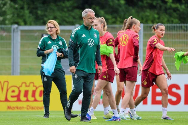 Köln, Deutschland: 02.06. 2026 - Training der DFB Frauen - Vorbereitung Länderspiel Deutschland vs. Norwegen für WM Qualifikation 2027 Im Bild: Bundestrainer Christian Wück Wueck (Deutschland) Copyright: HMBxMedia MadeleinexFantini