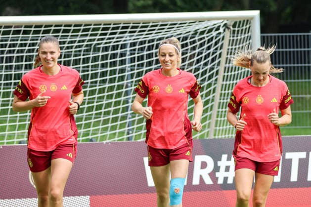 Köln, Deutschland: 02.06. 2026 - Training der DFB Frauen - Vorbereitung Länderspiel Deutschland vs. Norwegen für WM Qualifikation 2027 Im Bild: v.li. Melissa Kössler Koessler (Deutschland), Kathrin Hendrich (Deutschland) und Marie Müller Mueller (Deutschland) Copyright: HMBxMedia MadeleinexFantini