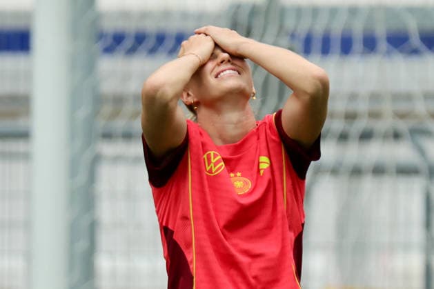 Köln, Deutschland: 02.06. 2026 - Training der DFB Frauen - Vorbereitung Länderspiel Deutschland vs. Norwegen für WM Qualifikation 2027 Im Bild: Klara Bühl Buehl (Deutschland) schlägt die Hände über dem Kopf zusammen Copyright: HMBxMedia MadeleinexFantini