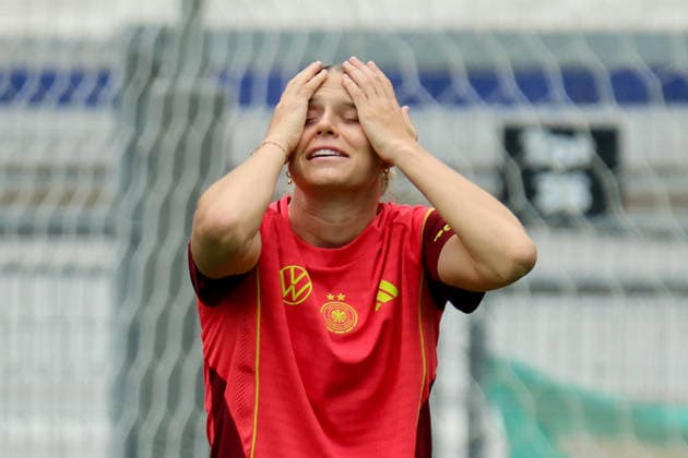 Köln, Deutschland: 02.06. 2026 - Training der DFB Frauen - Vorbereitung Länderspiel Deutschland vs. Norwegen für WM Qualifikation 2027 Im Bild: Klara Bühl Buehl (Deutschland) schlägt die Hände über dem Kopf zusammen Copyright: HMBxMedia MadeleinexFantini