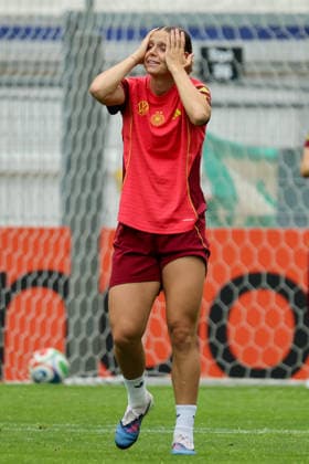 Köln, Deutschland: 02.06. 2026 - Training der DFB Frauen - Vorbereitung Länderspiel Deutschland vs. Norwegen für WM Qualifikation 2027 Im Bild: Klara Bühl Buehl (Deutschland) schlägt die Hände über dem Kopf zusammen Copyright: HMBxMedia MadeleinexFantini