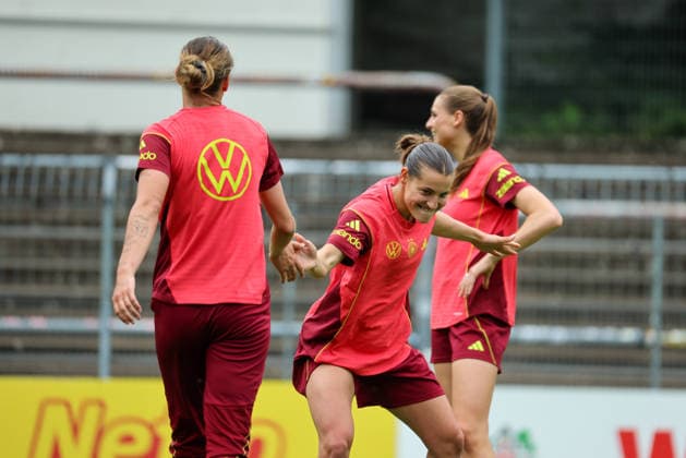 Köln, Deutschland: 02.06. 2026 - Training der DFB Frauen - Vorbereitung Länderspiel Deutschland vs. Norwegen für WM Qualifikation 2027 Im Bild: v.li. Larissa Mühlhaus Muehlhaus (Deutschland) und Carlotta Wamser (Deutschland) klatschen sich ab Copyright: HMBxMedia MadeleinexFantini