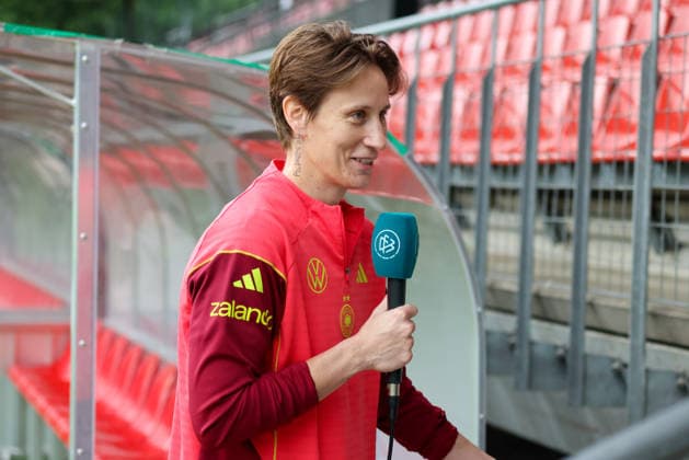 Köln, Deutschland: 02.06. 2026 - Training der DFB Frauen - Vorbereitung Länderspiel Deutschland vs. Norwegen für WM Qualifikation 2027 Im Bild: Torhüterin Ann-Katrin Berger (Deutschland) im Interview Copyright: HMBxMedia MadeleinexFantini