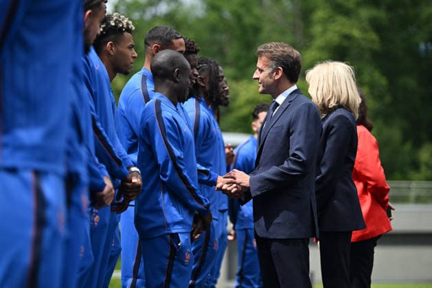 French President Emmanuel Macron Visits National Football Centre Ahead of 2026 FIFA World Cup, WM, Weltmeisterschaft, Fussball French President Emmanuel Macron and First Lady Brigitte Macron visit the National Football Centre in Clairefontaine, near Paris, on June 2, 2026. Ahead of the 2026 FIFA World Cup, the President met players and coaching staff of the France men’s national football team to express his support. He also met members of the France women’s national team, Nationalteam as they prepared for upcoming FIFA Women’s World Cup 2027 qualifying matches. Photo by Jeanne Accorsini Pool ABACAPRESS.COM Clairefontaine France  Copyright: xAccorsinixJeanne Pool ABACAx