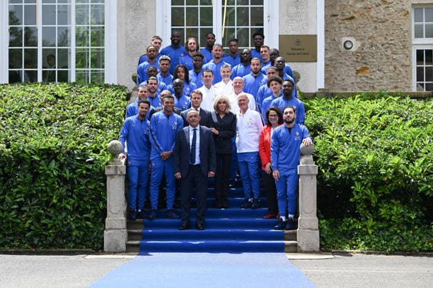 French President Emmanuel Macron Visits National Football Centre Ahead of 2026 FIFA World Cup, WM, Weltmeisterschaft, Fussball Family photo French President Emmanuel Macron and First Lady Brigitte Macron visit the National Football Centre in Clairefontaine, near Paris, on June 2, 2026. Ahead of the 2026 FIFA World Cup, the President met players and coaching staff of the France men’s national football team to express his support. He also met members of the France women’s national team, Nationalteam as they prepared for upcoming FIFA Women’s World Cup 2027 qualifying matches. Photo by Jeanne Accorsini Pool ABACAPRESS.COM Clairefontaine France  Copyright: xAccorsinixJeanne Pool ABACAx