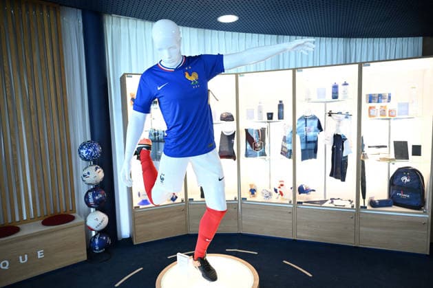 French President Emmanuel Macron Visits National Football Centre Ahead of 2026 FIFA World Cup, WM, Weltmeisterschaft, Fussball French President Emmanuel Macron and First Lady Brigitte Macron visit the National Football Centre in Clairefontaine, near Paris, on June 2, 2026. Ahead of the 2026 FIFA World Cup, the President met players and coaching staff of the France men’s national football team to express his support. He also met members of the France women’s national team, Nationalteam as they prepared for upcoming FIFA Women’s World Cup 2027 qualifying matches. Photo by Jeanne Accorsini Pool ABACAPRESS.COM Clairefontaine France  Copyright: xAccorsinixJeanne Pool ABACAx