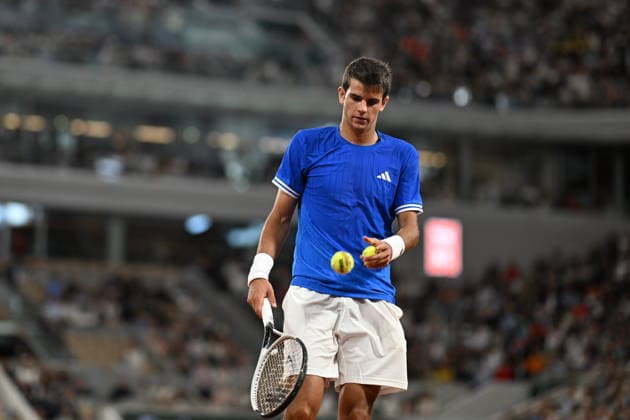 2026 French Open, Roland-Garros - Day 10 PARIS, FRANCE - JUNE 02: Rafael Jodar of Spain competes with Alexander Zverev (not seen) of Germany during their Men s Singles quarter-final match on Day Ten of the 2026 French Open at Roland Garros on June 02, 2026 in Paris, France. Burak Akbulut Anadolu Paris France. Editorial use only. Please get in touch for any other usage.  Copyright: x2026xAnadoluxBurakxAkbulutx