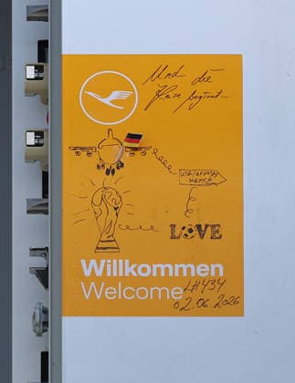 02.06.2026, Fussball DFB Nationalmannschaft, Abflug der Deutschen Fussball Nationalmannschaft vom Flughafen Frankfurt mit Lufthansa Flieger LH 434 zur Weltmeisterschaft 2026 in die USA nach Chicago, v.l., Willkommensschild mit der Aufschrift Die Reise beginnt am Flieger DFL DFB REGULATIONS PROHIBIT ANY USE OF PHOTOGRAPHS AS IMAGE SEQUENCES AND OR QUASI-VIDEO. xdcx Copyright: HMBxMedia Claus