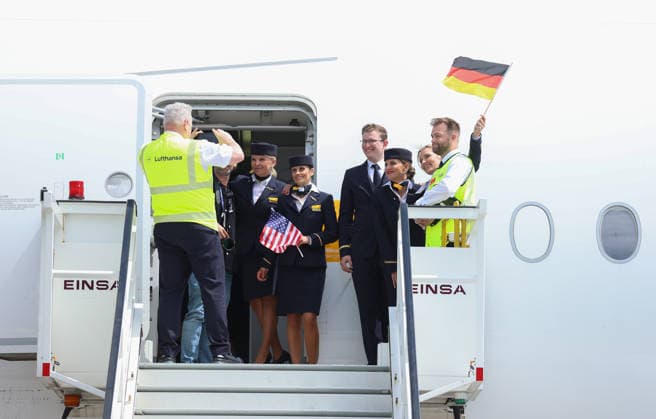 02.06.2026, Fussball DFB Nationalmannschaft, Abflug der Deutschen Fussball Nationalmannschaft vom Flughafen Frankfurt mit Lufthansa Flieger LH 434 zur Weltmeisterschaft 2026 in die USA nach Chicago, v.l., Flugzeugcrew lässt sich auf der Treppe mit Deutschland-Fahne fotografieren DFL DFB REGULATIONS PROHIBIT ANY USE OF PHOTOGRAPHS AS IMAGE SEQUENCES AND OR QUASI-VIDEO. xdcx Copyright: HMBxMedia Claus