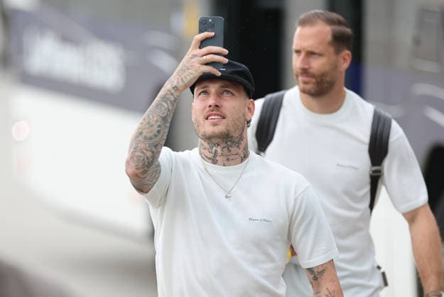02.06.2026, Fussball DFB Nationalmannschaft, Abflug der Deutschen Fussball Nationalmannschaft vom Flughafen Frankfurt mit Lufthansa Flieger LH 434 zur Weltmeisterschaft 2026 in die USA nach Chicago, v.l., David Raum (Deutsche Fussball Nationalmannschaft, DFB) DFL DFB REGULATIONS PROHIBIT ANY USE OF PHOTOGRAPHS AS IMAGE SEQUENCES AND OR QUASI-VIDEO. xdcx Copyright: HMBxMedia Claus