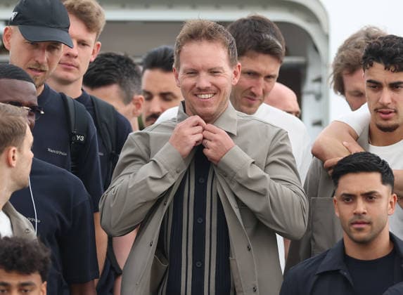 02.06.2026, Fussball DFB Nationalmannschaft, Abflug der Deutschen Fussball Nationalmannschaft vom Flughafen Frankfurt mit Lufthansa Flieger LH 434 zur Weltmeisterschaft 2026 in die USA nach Chicago, v.l., Trainer Julian Nagelsmann (Deutsche Fussball Nationalmannschaft, DFB) DFL DFB REGULATIONS PROHIBIT ANY USE OF PHOTOGRAPHS AS IMAGE SEQUENCES AND OR QUASI-VIDEO. xdcx Copyright: HMBxMedia Claus