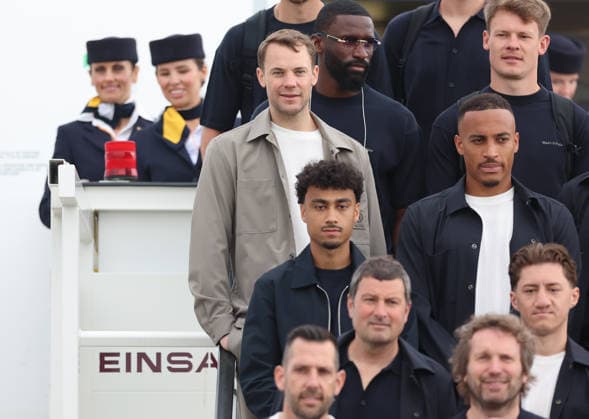 02.06.2026, Fussball DFB Nationalmannschaft, Abflug der Deutschen Fussball Nationalmannschaft vom Flughafen Frankfurt mit Lufthansa Flieger LH 434 zur Weltmeisterschaft 2026 in die USA nach Chicago, v.l., Torwart Manuel Neuer (Deutsche Fussball Nationalmannschaft, DFB) DFL DFB REGULATIONS PROHIBIT ANY USE OF PHOTOGRAPHS AS IMAGE SEQUENCES AND OR QUASI-VIDEO. xdcx Copyright: HMBxMedia Claus