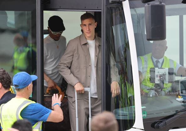 02.06.2026, Fussball DFB Nationalmannschaft, Abflug der Deutschen Fussball Nationalmannschaft vom Flughafen Frankfurt mit Lufthansa Flieger LH 434 zur Weltmeisterschaft 2026 in die USA nach Chicago, v.l., Nico Schlotterbeck (Deutsche Fussball Nationalmannschaft, DFB) DFL DFB REGULATIONS PROHIBIT ANY USE OF PHOTOGRAPHS AS IMAGE SEQUENCES AND OR QUASI-VIDEO. xdcx Copyright: HMBxMedia Claus